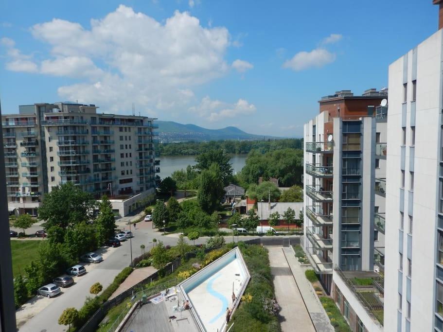 Imadnivalo Medences Hotellakas Szaunaval. Будапеща Екстериор снимка